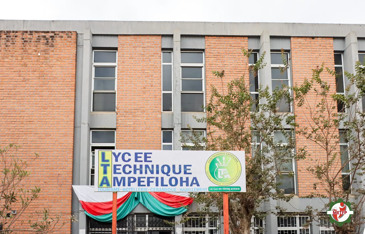 REMISE OFFICIELLE D’ÉQUIPEMENT AU LYCEE TECHNIQUE AMPEFILOHA
